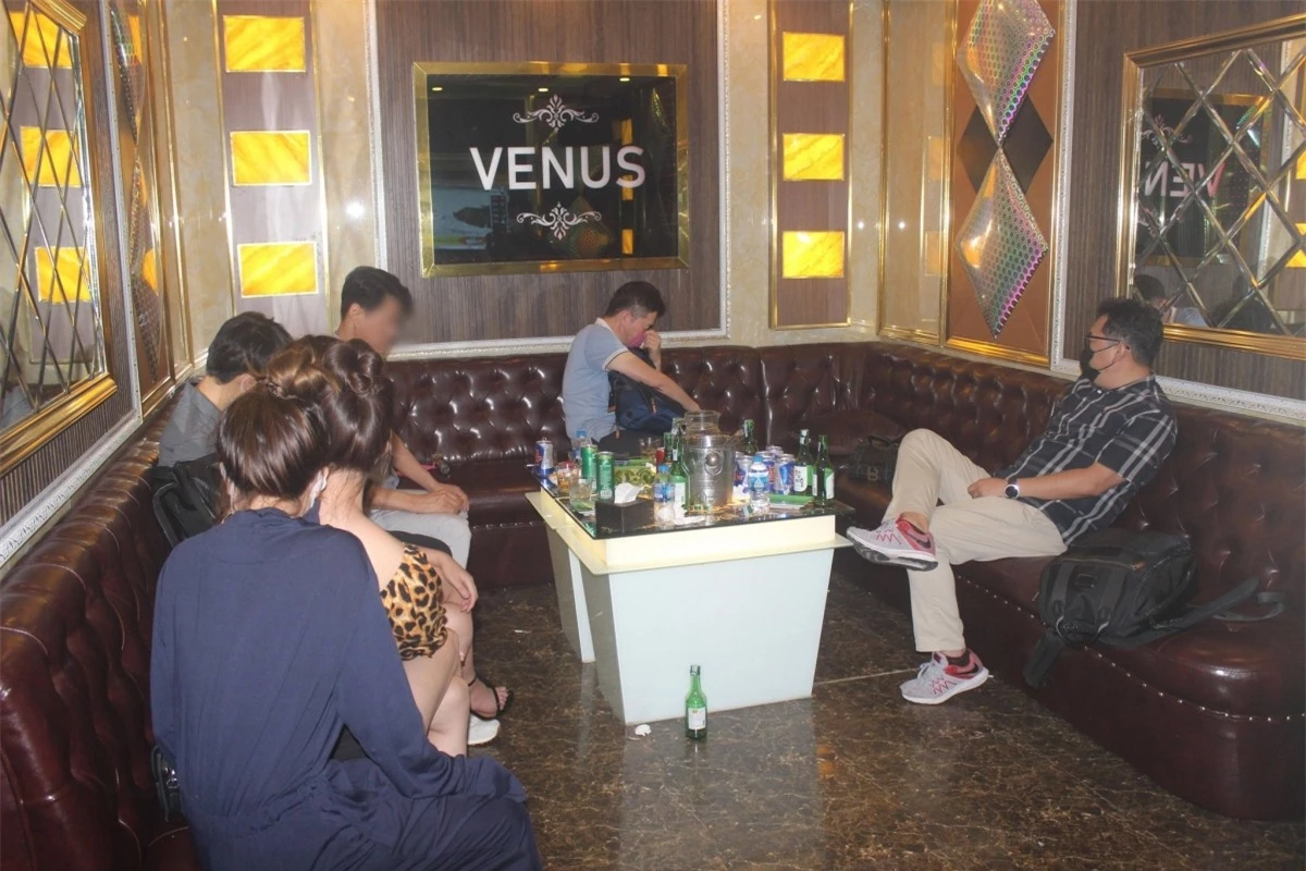 Nhiều người nước ngoài đang tụ tập tại một phòng trong quán karaoke Venus