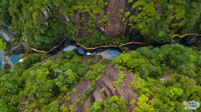 Sửng sốt trước cảnh đẹp hiếm có trong khe núi hàng trăm triệu năm tuổi