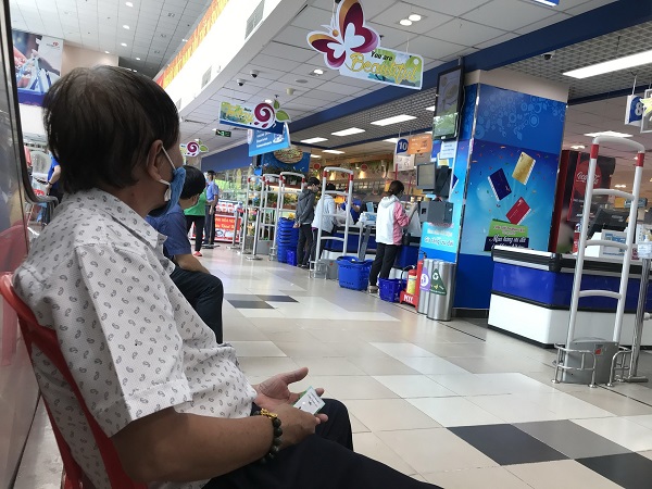 TP Hồ Chí Minh: Siêu thị chỉ phục vụ 5 người cùng lúc, hoặc hẹn giờ khách đến mua sắm