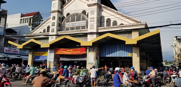 Người dân chen chúc nhau ở chợ thực phẩm Sa Đéc, Đồng Tháp.