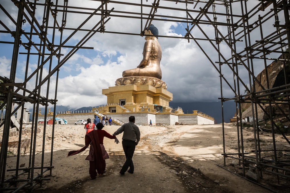 Dấu ấn Phật giáo có thể được nhìn thấy từ bất cứ nơi đâu trên khắp đất nước. Với chi phí hơn 100 triệu USD, bức tượng Phật Dordenma cao 51,5 m, an tọa trên thiền viện mạ vàng, là một trong những tượng Phật lớn nhất trên thế giới.