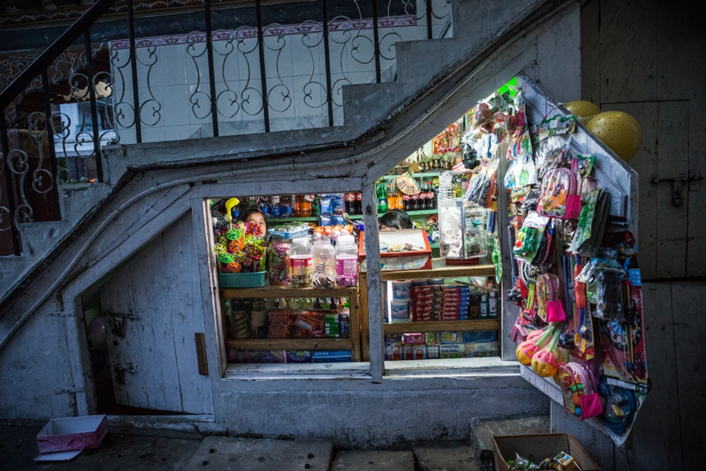 Một quầy hàng nhỏ trên phố bán nhiều loại đồ uống, đồ ăn nhẹ và đồ chơi. Một số cửa hàng lén lút bán thuốc lá dù có thể bị phạt tù 3-5 năm. Theo Đạo luật Kiểm soát Thuốc lá năm 2010 của Bhutan, việc trồng trọt, thu hoạch, sản xuất, cung cấp và phân phối thuốc lá bị nghiêm cấm.
