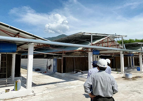 Đoàn công tác của Sở Công Thương Đà Nẵng kiểm tra thực tế hệ thống điện mặt trời mái nhà tại một trang trại gà trên địa bàn