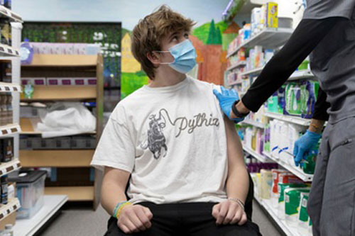 Chàng trai Anh thử nghiệm vaccine Covid-19 để kiếm tiền