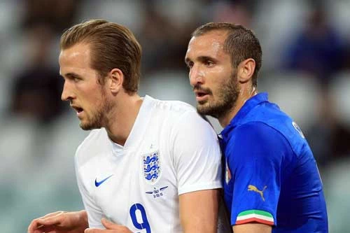 Giorgio Chiellini khe Harry Kane trước trận chung kết EURO 2020.