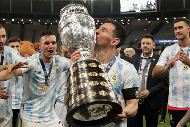 Messi vượt Ronaldo về số danh hiệu trong sự nghiệp