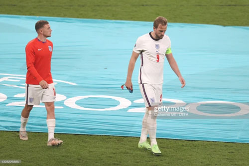 Nhiều cầu thủ tuyển Anh tháo bỏ huy chương ngay sau khi được trao, Harry Kane cũng không ngoại lệ