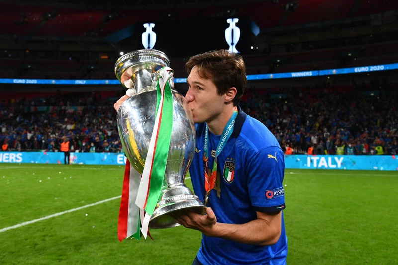 Tiền vệ phải: Federico Chiesa (Italia).