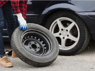 Thay lốp dự phòng nên lắp bánh trước hay bánh sau?