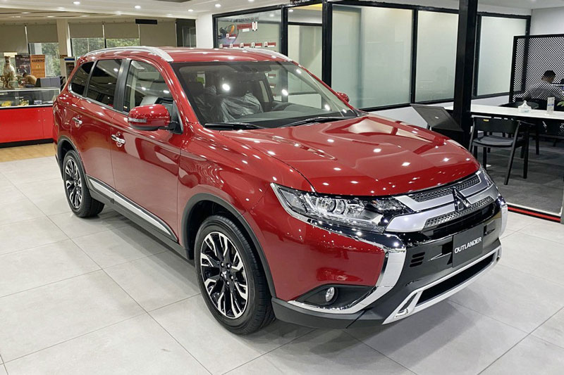 Mitsubishi Outlander giảm giá trăm triệu tại đại lý: Bản tiêu chuẩn từ 750 triệu đồng, rẻ nhất phân khúc, làm khó Honda CR-V
