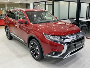 Mitsubishi Outlander giảm giá trăm triệu tại đại lý: Bản tiêu chuẩn từ 750 triệu đồng, rẻ nhất phân khúc, làm khó Honda CR-V