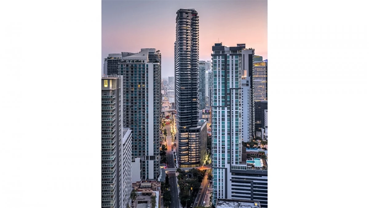 Căn penthouse nằm trên đỉnh tòa nhà trên đỉnh tòa nhà Brickell Flatiron lâu đời và cao nhất thành phố Miami. Từ căn penthouse có thể nhìn bao quát xuống thành phố, nhìn ra vịnh Biscayne và biển Đại Tây Dương.