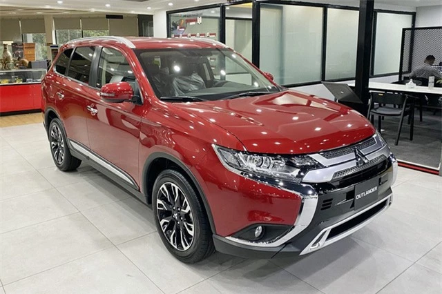 Mitsubishi Outlander giảm giá trăm triệu tại đại lý: Bản tiêu chuẩn từ 750 triệu đồng, rẻ nhất phân khúc, làm khó Honda CR-V - Ảnh 1.