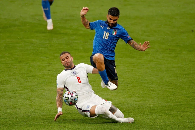 Italia đang bế tắc trong việc tìm kiếm đường vào khung thành đội tuyển Anh.