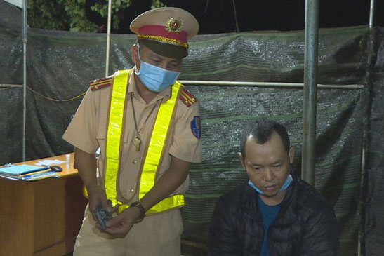 Rút súng khi bị CSGT kiểm tra, rồi lại "xin" đưa 100 triệu đồng để bỏ qua