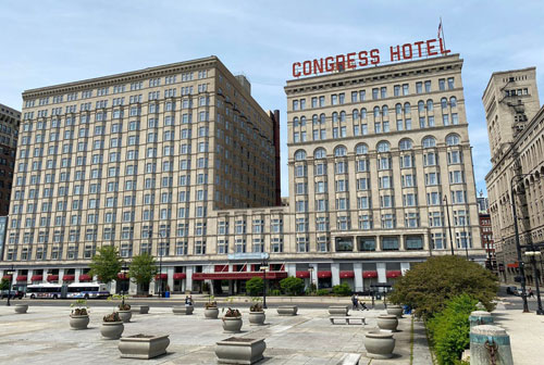 Khám phá bên trong khách sạn "ma ám" nổi tiếng ở Chicago