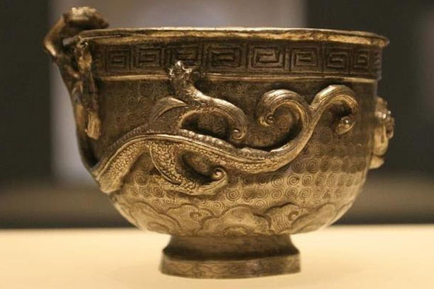 Đào móng 2 mét, nhóm công nhân vô tình 'đánh thức' hầm chứa vàng đầu tiên trên thế giới: Bên trong có gì?