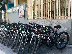 Hà Nội: Người dân ra đường tập thể dục bất chấp lệnh cấm