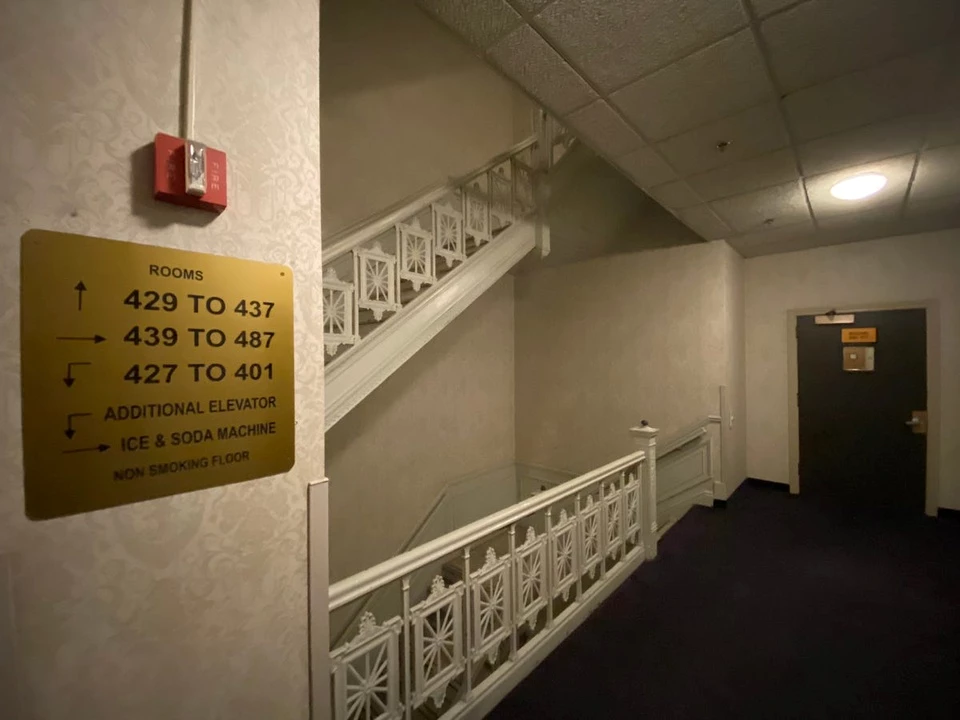 Bên ngoài sảnh dẫn đến phòng 441, nơi được cho là bị ma ám nhiều nhất ở toà nhà. Nhiều khách từng thấy bóng dáng của một người phụ nữ. Những người từng ở phòng 441 cho biết các đồ vật trong phòng tự di chuyển và đèn nhấp nháy suốt đêm. Ảnh: Insider.