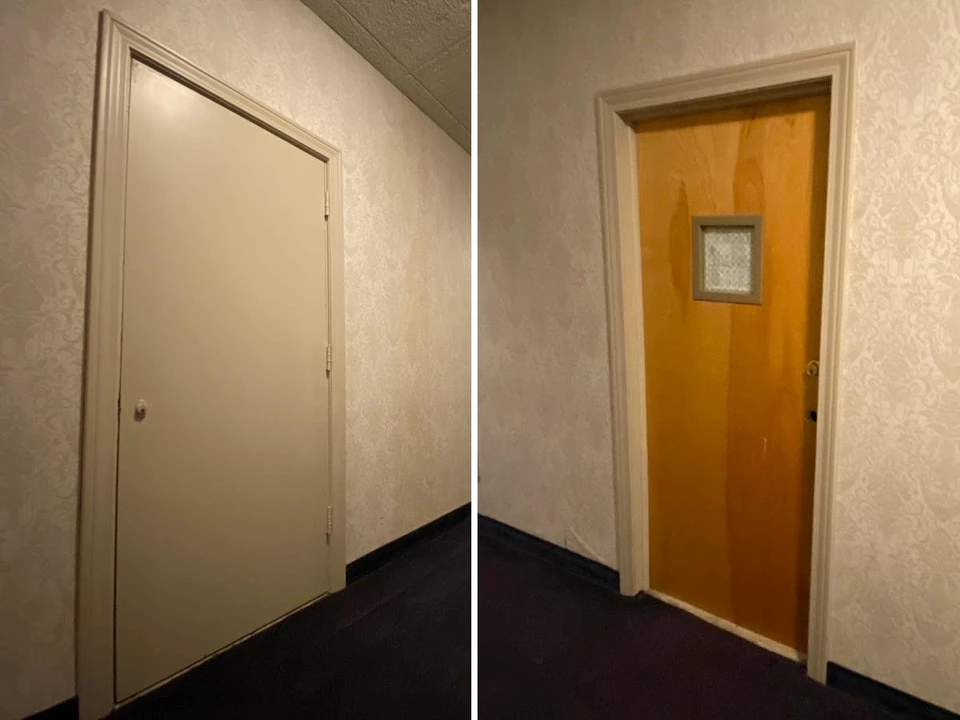 Một vài cánh cửa không có tay nắm và dường như bị khóa từ bên trong. Có vẻ khách sạn muốn giữ mọi người tránh xa khỏi những căn phòng này hoặc họ đang giấu một thứ gì đó bên trong. Ảnh: Insider.