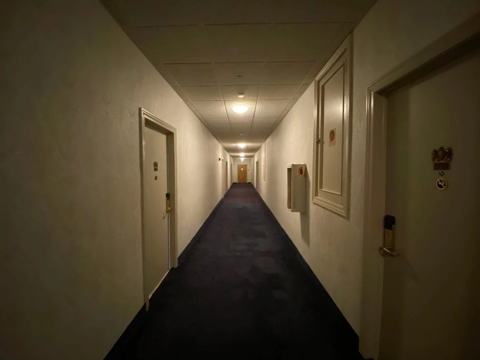 Hành lang dẫn đến phòng 441. Mặc dù hành lang dẫn đến đây và những căn phòng khác như nhau, nhưng vẫn có điều gì rất lạ. Hai cánh cửa ở hai đầu hành lang khiến anh cảm thấy như mình bị mắc kẹt và không một tiếng ồn nào phát ra, khiến nơi đây hoàn toàn im lặng. Ảnh: Insider.