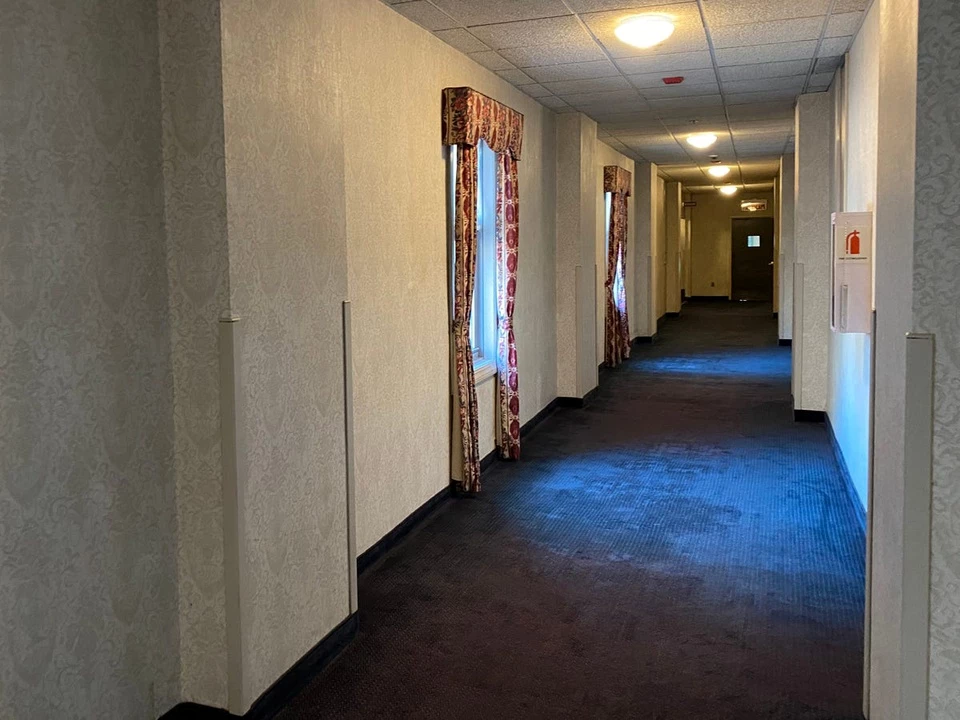 Những hành lang không một bóng người: Các hành lang ở đây đều trống rỗng, bạn chỉ có thể thấy một hoặc hai người khách khác mỗi lần di chuyển trong khách sạn. Siddiqui cho rằng điều này rất có thể là do ảnh hưởng của đại dịch, khách sạn đã không hoạt động hết công suất vì du lịch toàn cầu bị hạn chế.