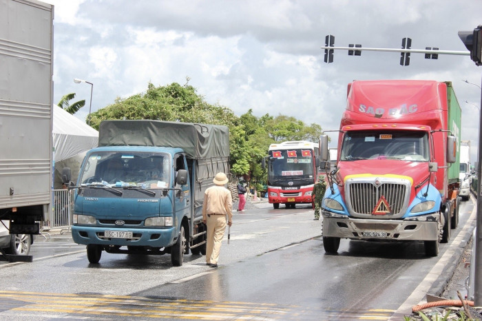 Đề nghị áp dụng test nhanh thay vì xét nghiệm RT-PCR để giảm ùn tắc hàng hóa