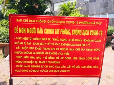 Những bảng tông báo, đề nghị được dựng ở khắp nơi.