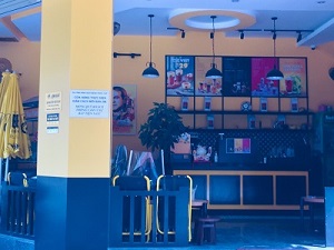 Hà Nội: Hàng quán đồng loạt đóng cửa, treo biển chỉ bán mang về