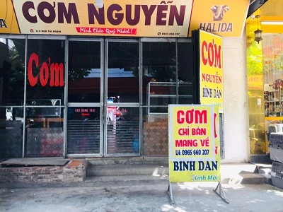 Các quán ăn treo biển chỉ bán mang về.