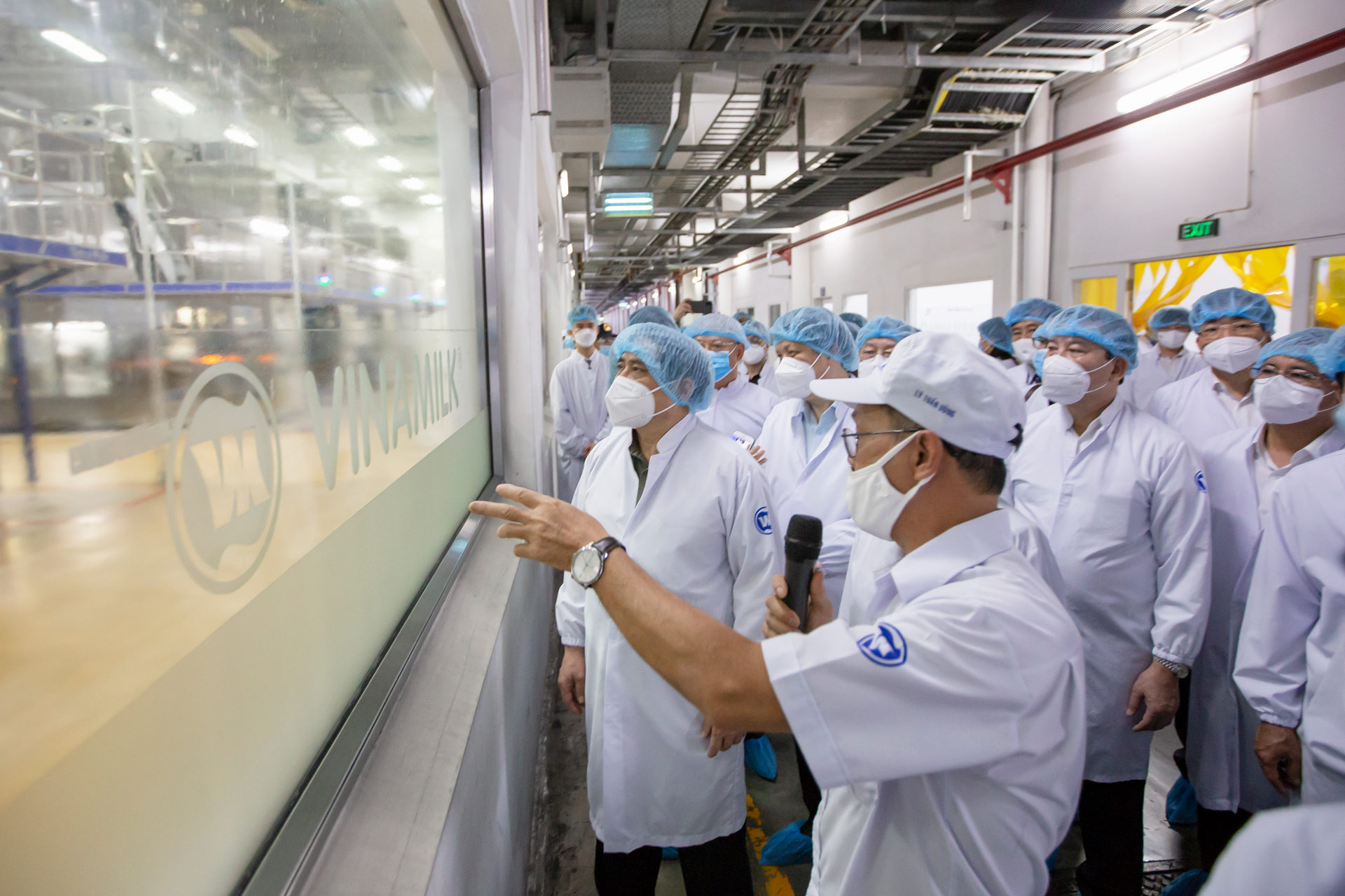 Thủ tướng Chính phủ Phạm Minh Chính kiểm tra công tác thực hiện “mục tiêu kép” tại Nhà máy sữa Việt Nam (Vinamilk), đóng trên địa bàn tỉnh Bình Dương.