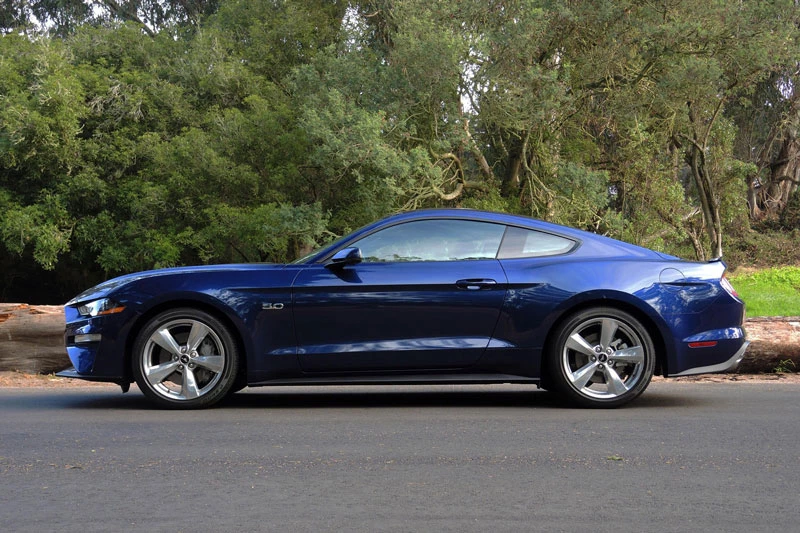 5. Ford Mustang GT (giá khởi điểm: 36.120 USD).