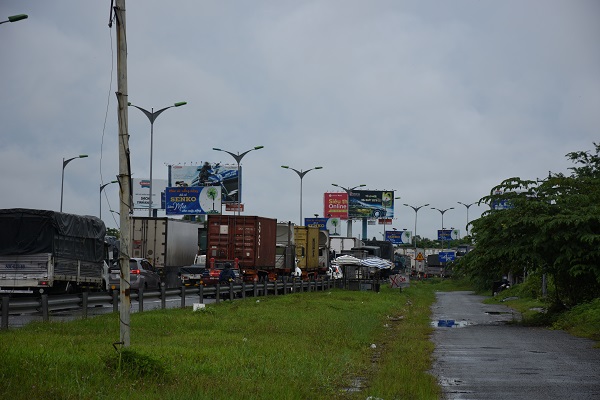 "Giấy thông hành" âm tính với SARS-CoV-2: Mỗi nơi áp dụng một kiểu, khiến hàng hóa bị ùn tắc