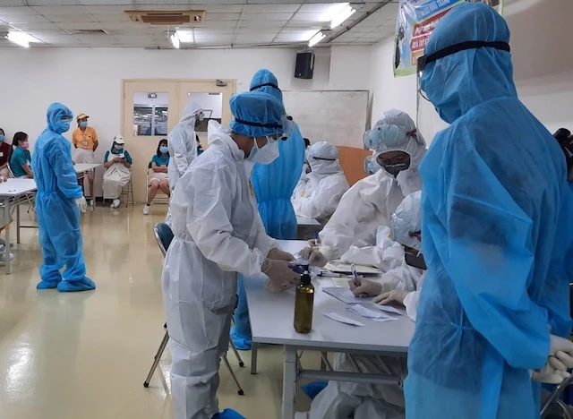 tổ chức lấy mẫu xét nghiệm mở rộng giám sát tại công ty nằm trong Khu chế xuất Tân Thuận. tổ chức lấy mẫu xét nghiệm mở rộng giám sát tại công ty nằm trong Khu chế xuất Tân Thuận.