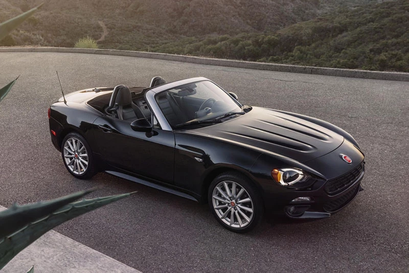 8. Fiat 124 Spider (giá khởi điểm: 25.390 USD).