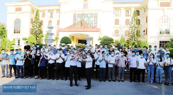 Đại diện Tỉnh ủy Thanh Hóa tặng hoa động viên đoàn y, bác sĩ Thanh Hóa lên đường hỗ trợ TP Hồ Chí Minh