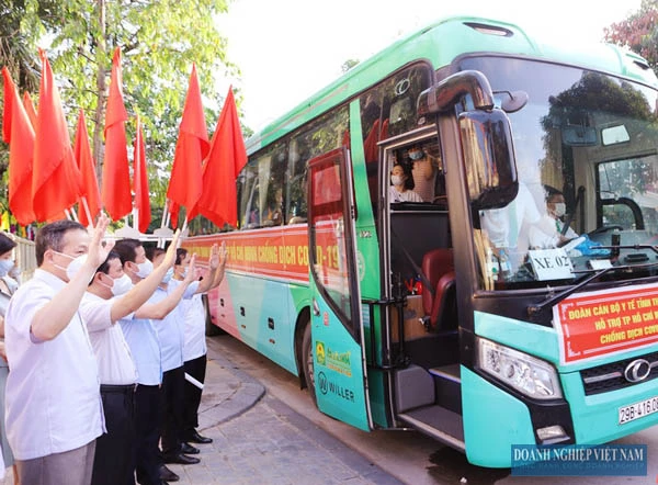 Đại diện lãnh đạo tỉnh Thanh Hóa đến tiễn đưa và chúc mừng đoàn 59 cán bộ y tế.