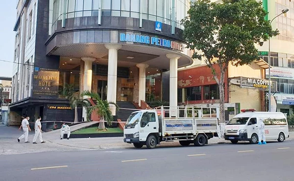 Chiều 13/7, xe cấp cứu xuất hiện trước khách sạn Danang Petro để đưa kỹ sư dầu khí V.Đ.K đi cách ly điều trị
