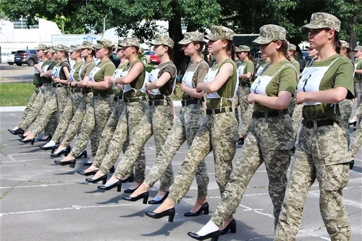 Quân đội Ukraine ngừng để nữ quân nhân duyệt binh mang giày cao gót - 2