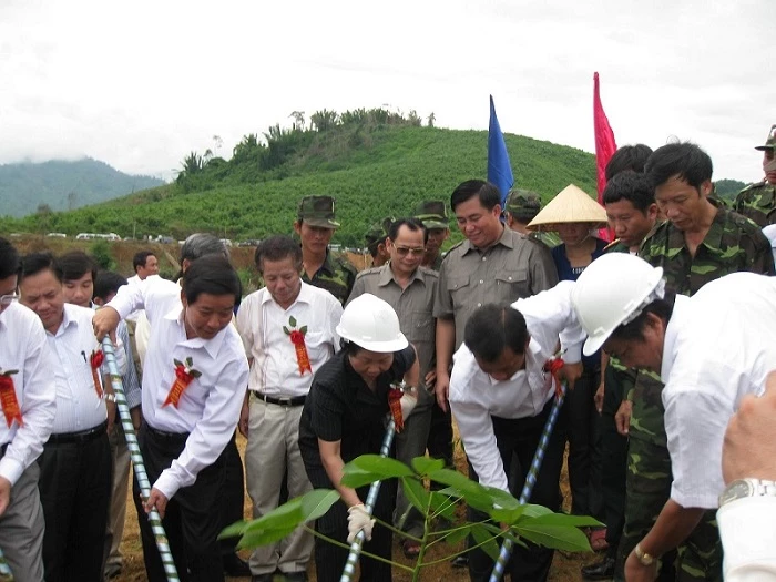 Nguyên Phó Chủ tịch nước Nguyễn Thị Doan trông cây cao su trên quê hương Bác Hồ