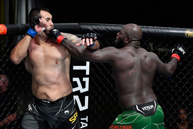 Võ sĩ UFC tung loạt đòn ‘nhanh như chớp’ hạ đo ván đối thủ