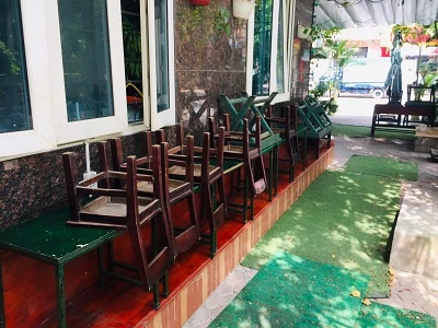 Quán cafe thu dọn bàn ghế, chỉ bán mang về.