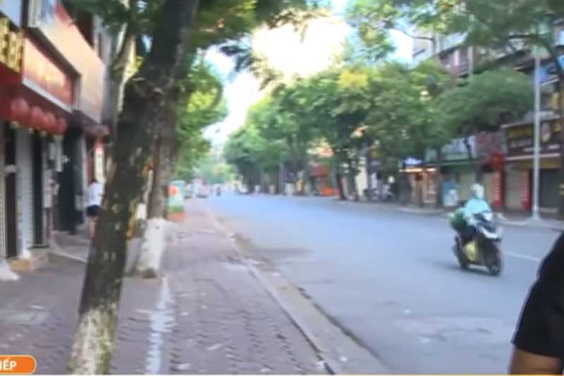 Hà Nội yên tĩnh lạ thường trong buổi sáng đầu tiên dừng dịch vụ không thiết yếu