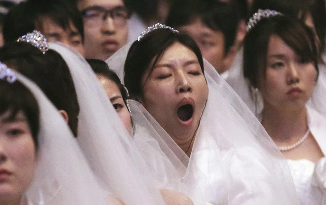 Nhiều người trẻ tìm hiểu, yêu đương song sợ phải kết hôn, sinh con bởi có quá nhiều gánh nặng về kinh tế, xã hội. Ảnh: AP. Nhiều người trẻ tìm hiểu, yêu đương song sợ phải kết hôn, sinh con bởi có quá nhiều gánh nặng về kinh tế, xã hội. Ảnh: AP.