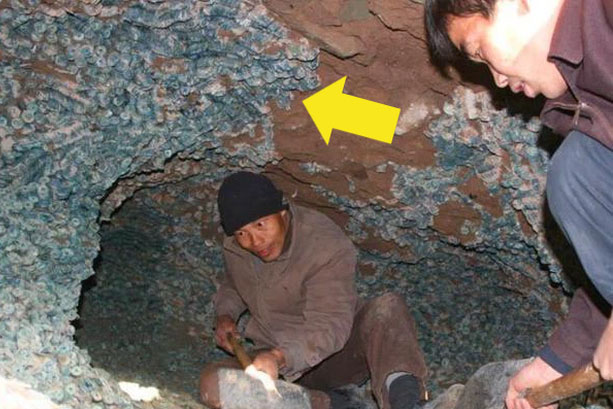 Phát hiện hố đen khổng lồ trên công trường: 2 tấn kho báu dát kín hố khiến chuyên gia kinh ngạc!