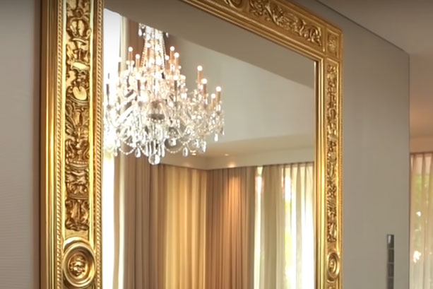 Cận cảnh chiếc gương 2 tỷ trong thiết kế nội thất của Thái Công: Mạ vàng từ đầu đến đuôi, chạm khắc tinh xảo