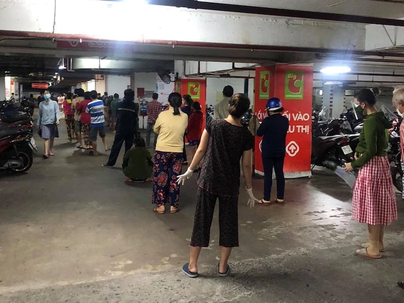 Tại siêu thị BigC Phú Thạnh, người dân phải chờ dưới tầng hầm để được mua thực phẩm.