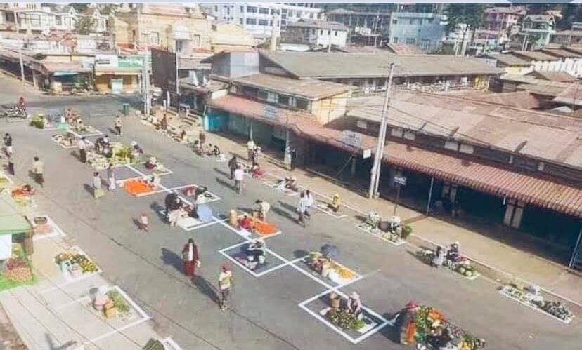 Nên cho tiểu thương ở các khu chợ truyền thống bị đóng cửa bày hàng hóa trên lề đường để buôn bán như chợ hoa ngày Tết