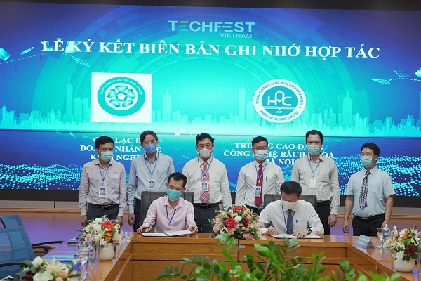 Lễ ký kết các chương trình hợp tác hỗ trợ khởi nghiệp trong lĩnh vực công nghệ giáo dục. 