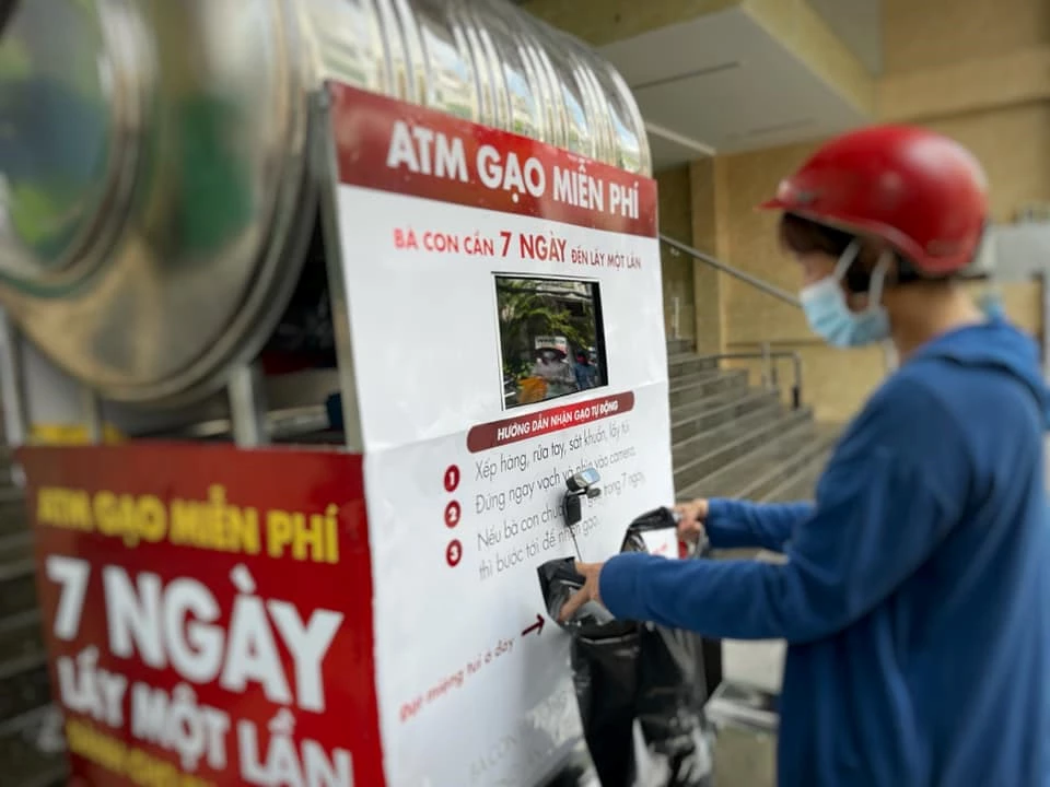 Cây ATM đang phát gạo. Ảnh: FB Lê Hải Bình